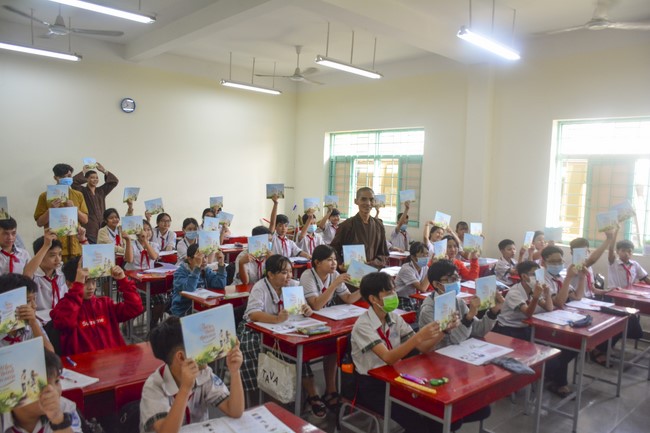 Tặng sách trường THCS Nguyễn Văn Bứa, Hóc Môn